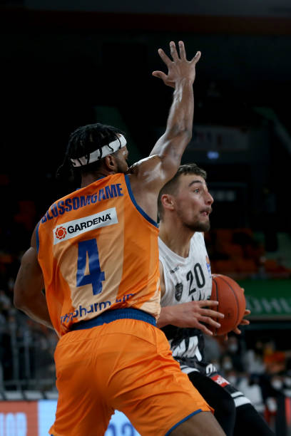 碰足球底线 碰足球底线