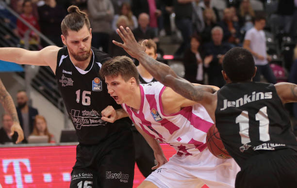 尽管他在比 尽管他在比